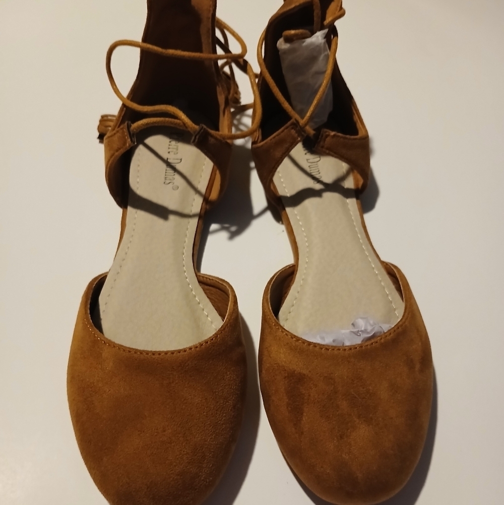Pierre Dumas Tan Suede Flats. Size 7.5 New In Box